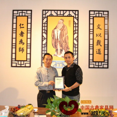 全球邑商精英創(chuàng)會主席李桂生(右)為副會長劉飛兵(左)授牌