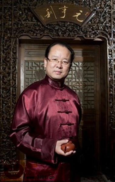 中國家具協(xié)會傳統(tǒng)家具專業(yè)委員會主席團(tuán)輪執(zhí)主席、北京元亨利硬木家具有限公司董事長楊波