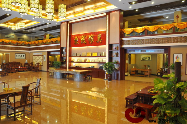 東成紅木展廳內(nèi)景