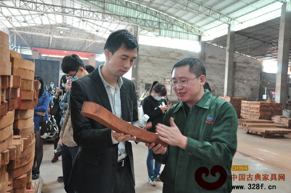 水雨軒工作人員為師生講解紅木家具生產(chǎn)流程工藝