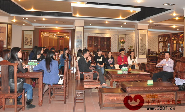 水雨軒總經(jīng)理廖升中為師生講解水雨軒的發(fā)展歷程以及紅木文化知識(shí)