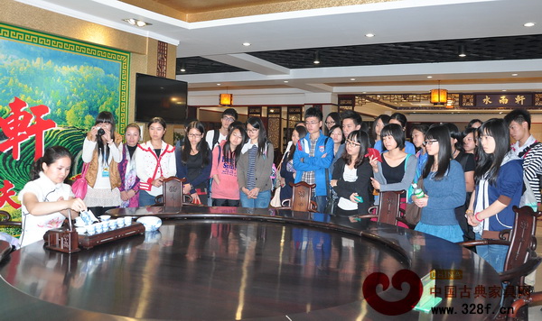 水雨軒請(qǐng)來高級(jí)茶藝師現(xiàn)場(chǎng)為學(xué)生示范如何泡功夫茶