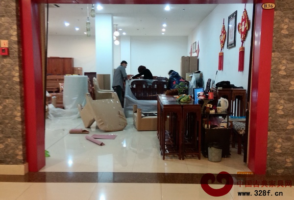 某企業(yè)展廳里工作人員正在打包家具