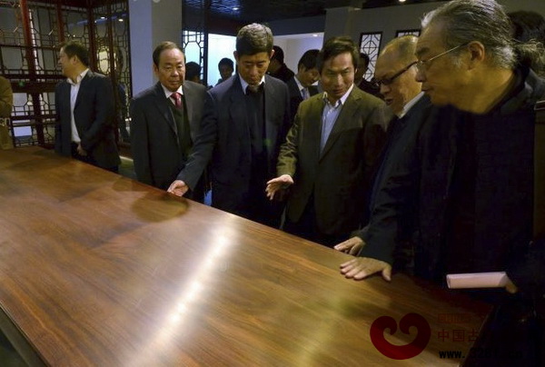 出席活動的領導、嘉賓參觀海虞當代蘇作紅木家具展示館