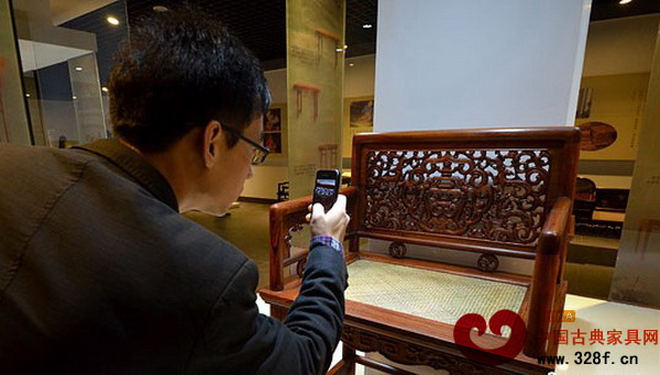 參展觀眾在當代蘇作紅木家具展示館內拍照留念