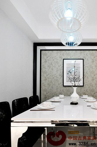 餐廳的色調(diào)雖然以黑色為主,但是依然非常的清新