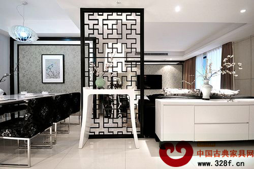 玄關(guān)桌超漂亮的,搭配黑色的屏風(fēng),超有大牌范