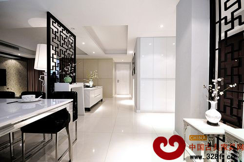 超大的空間,白色和黑色搭配,超炫