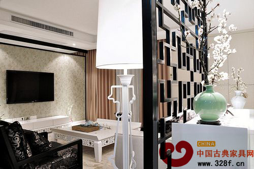 落地?zé)魜?lái)個(gè)特寫(xiě)配合黑色的屏風(fēng),很大氣