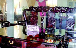 一套黑酸枝的家具售價(jià)35萬(wàn)元