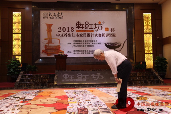 江南大學教授張福昌仔細品評參賽作品