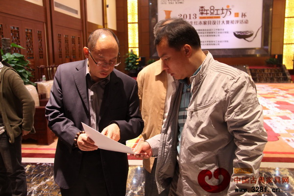 中國家具協(xié)會副理事長陳寶光與太興家具總經(jīng)理李興暢在評審現(xiàn)場探討作品