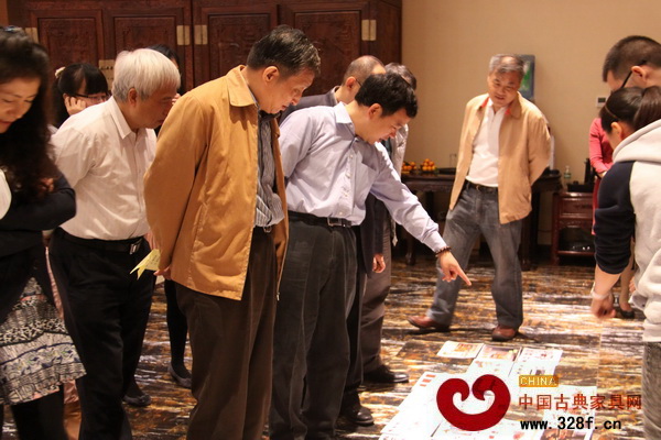 評委們在評審現(xiàn)場進行最終遴選