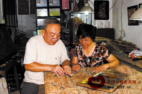 黃芳杰和周麗敏夫婦迷醉木雕