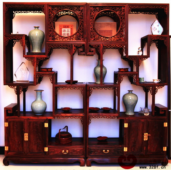 紅頂商人——精雕卷草紋博古架（大紅酸枝）
