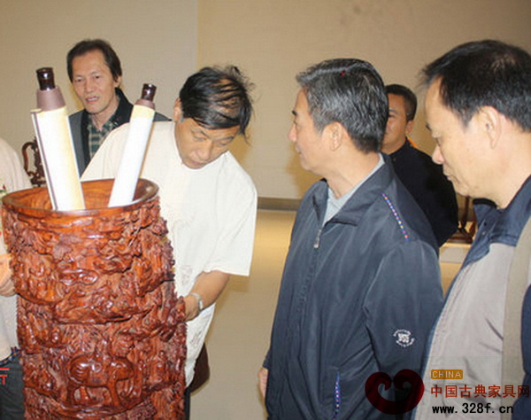 原故宮博物院研究員、古典紅木家具專家胡德生與海南省黃花梨研究人員共同把脈、鑒賞黃花梨精品