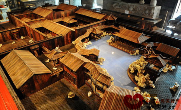 一整座同里古鎮(zhèn)最有名的“退思園”的微縮景觀木雕