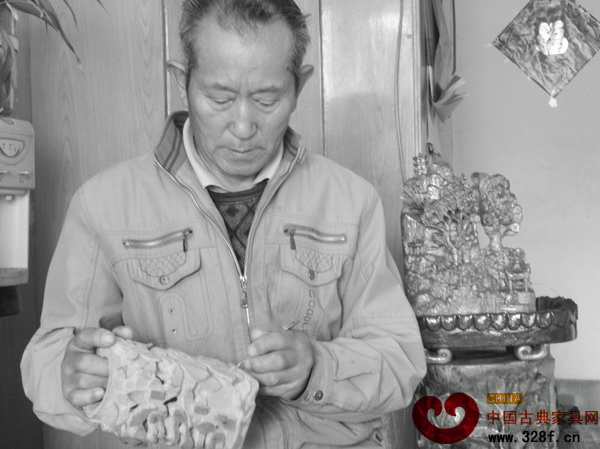 宋本春把退休后的時間全部用在了木雕上