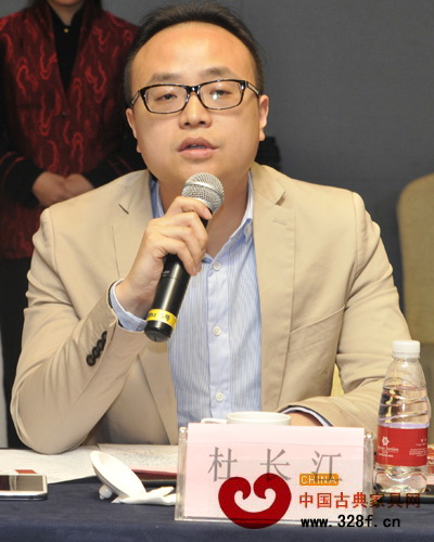浙江卓木王紅木家俱有限公司總經(jīng)理杜長江接受記者采訪