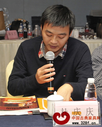 東陽市新明紅木家具有限公司總經(jīng)理杜慶慶接受記者采訪