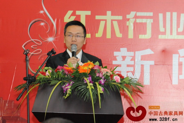 萬盛宇紅木總經(jīng)理朱颯颯在新聞發(fā)布會上發(fā)表講話