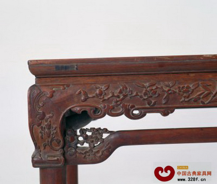 黃花梨梅花紋方桌牙條上的梅花