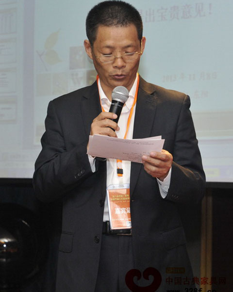 中國(guó)林產(chǎn)工業(yè)公司副總經(jīng)理、中國(guó)林產(chǎn)工業(yè)協(xié)會(huì)紅木分會(huì)副秘書長(zhǎng)翟東群接受記者采訪