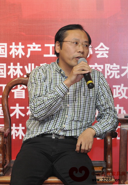 浙江省林產(chǎn)品質(zhì)檢站副站長方崇榮接受中國古典家具網(wǎng)記者采訪