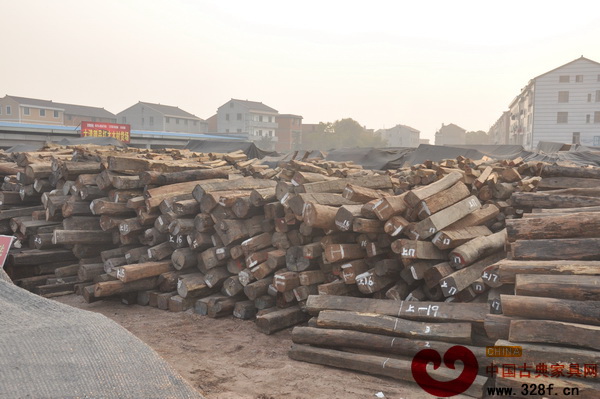 大清御品木材貨場(chǎng)儲(chǔ)存了上萬(wàn)噸木材