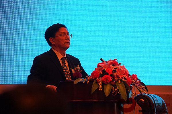 浙江省家具行業(yè)協(xié)會(huì)理事長(zhǎng)蔣鴻源做關(guān)于2013年年度工作報(bào)告