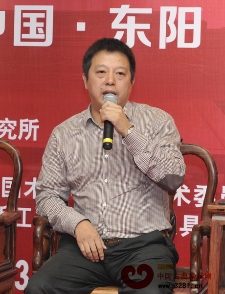 明堂紅木總經(jīng)理張向榮接受記者采訪