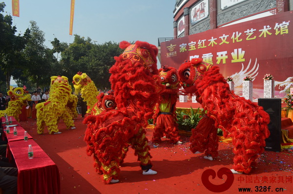 家寶紅木文化藝術(shù)館開業(yè)典禮上的醒獅表演