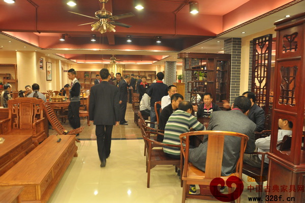 家寶紅木文化藝術(shù)館開業(yè)當(dāng)天吸引了眾多消費者