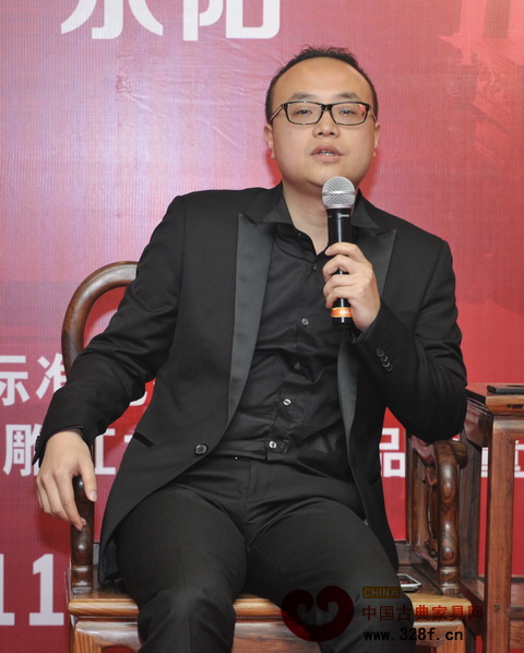 浙江卓木王紅木家俱有限公司總經(jīng)理杜長(zhǎng)江接受記者采訪