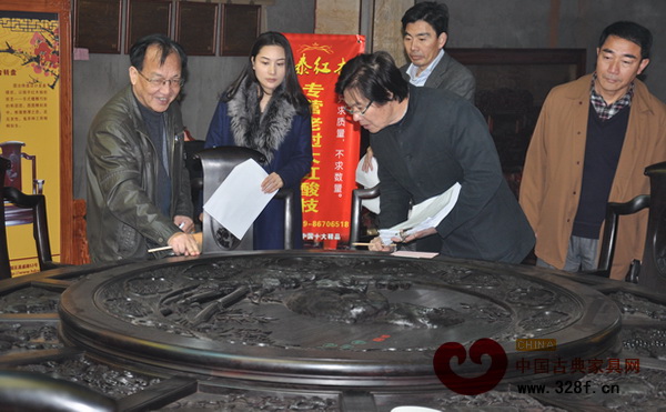 金華市第三屆工藝美術(shù)精品展上評委們點(diǎn)評振宇紅木《團(tuán)團(tuán)圓圓大圓臺》