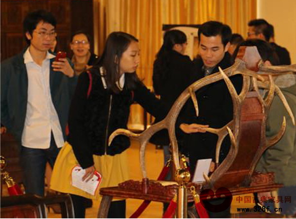 市民在仔細(xì)地觀看紅木家具