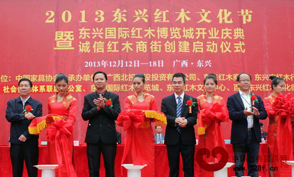 中國家具協(xié)會副理事長楊波出席開幕式并為文化節(jié)開幕剪彩(右二)