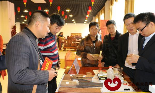 東興文化節(jié)推出現(xiàn)場(chǎng)紅木咨詢鑒定活動(dòng)獲得了觀眾的廣泛參與