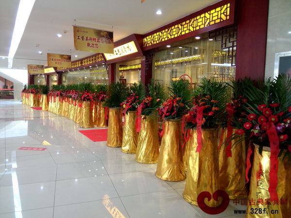 工藝美術(shù)精品交易區(qū)商鋪門前擺滿了花籃