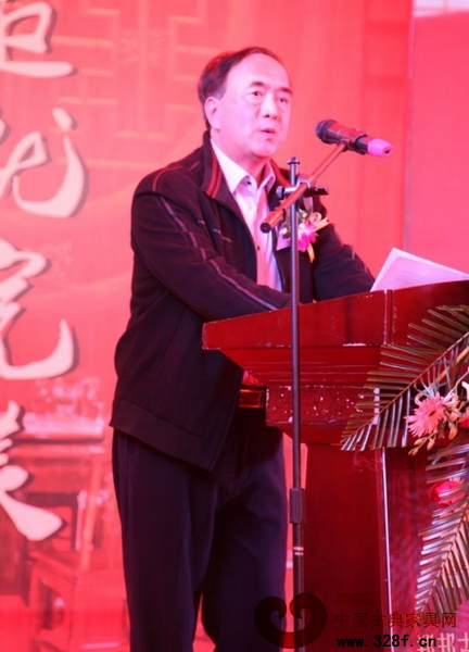 北京故宮博物院修復(fù)專(zhuān)家郭文通先生做了以“紅木收藏與鑒別、中國(guó)生漆的好處”為主題的演講