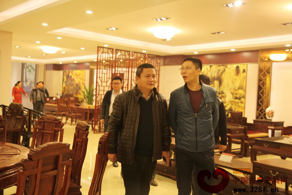 木緣紅木總經(jīng)理汪輝帶領(lǐng)嘉賓參觀木緣紅木館