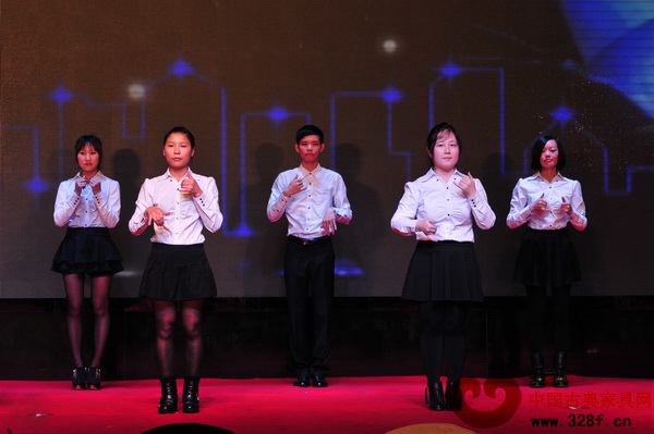 中國古典家具網(wǎng)、《品牌紅木》雜志員工演繹手語表演《愛因為在心中》
