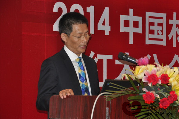 中國林產(chǎn)工業(yè)協(xié)會紅木分會副秘書長翟東群就“紅木國際貿(mào)易現(xiàn)狀與前景分析”作專題報告