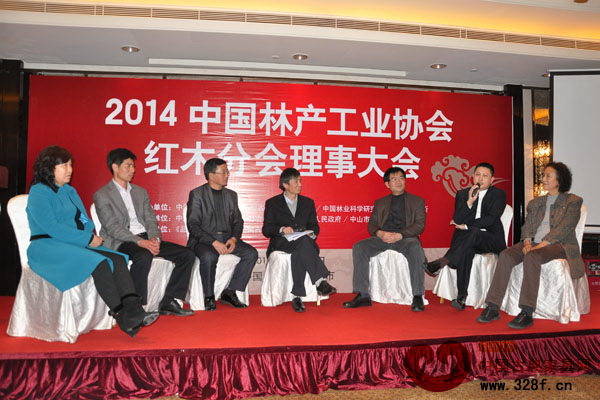 姜笑梅女士與來自北京、浙江、廣西、福建及廣東的機(jī)構(gòu)、企業(yè)代表展開“2013年紅木行業(yè)情況與2014年紅木市場展望”專題討論