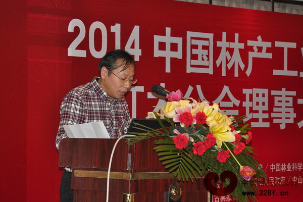 中國林產(chǎn)工業(yè)協(xié)會紅木分會副秘書長方崇榮對中國林業(yè)產(chǎn)業(yè)創(chuàng)新獎(紅木類)作詳細(xì)介紹