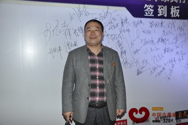 萬(wàn)家宜董事長(zhǎng)吳明月出席紅木總評(píng)榜頒獎(jiǎng)典禮