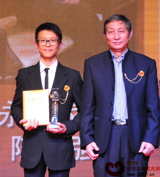 永華家具董事長陳達強獲評“2013中國紅木家具行業(yè)十大風(fēng)云人物”稱號