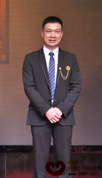 永華家具副總經(jīng)理獲評“2013中國紅木家具行業(yè)杰出職業(yè)經(jīng)理人”稱號