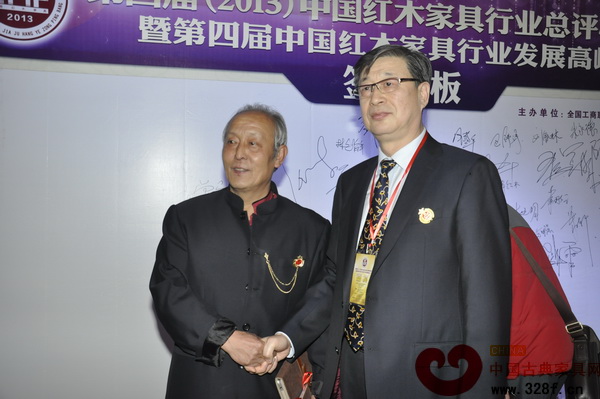 傳承工藝大師、古典家具修復(fù)專(zhuān)家王秀林與富雅紅木樓總經(jīng)理劉潤(rùn)謙合影