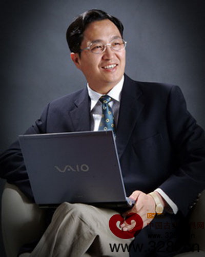 “2013中國紅木家具行業(yè)貢獻(xiàn)終身成就獎”獲獎?wù)摺獤|陽紅木家具市場董事長李黎明